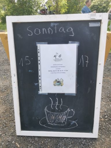 Man nehme ein improvisiertes Schild ... Das Schild vor der Hütte mit der Bekanntmachung