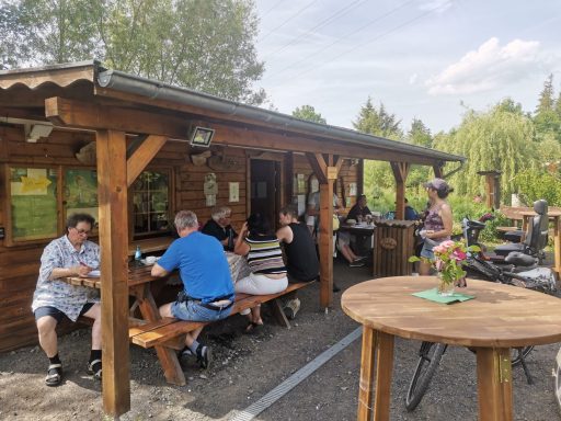 und sitzen die ersten Leut! Einige Leute, die vor der Hütte sitzen